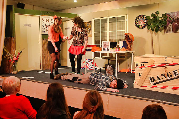 CPJ Waarder-Driebruggen met de klucht 'Dolle beestenboel'_41